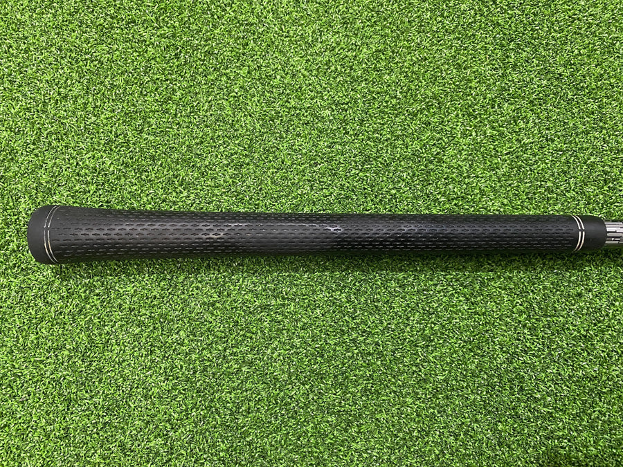 2013 Titleist 913 D3 8.5° Driver (EXCELLENT) - grip detail