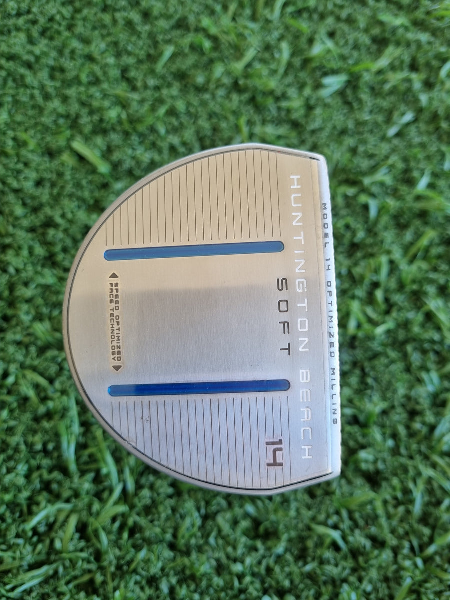 Cleveland Huntington Beach Soft 14 Putter 35" (NEW – Display Stock) - alignment and sole detail